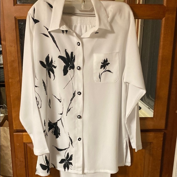 gw Division of Graff Pants - Vintage Y2K White Button-Up Pant / Shirt Set with Black Floral Design